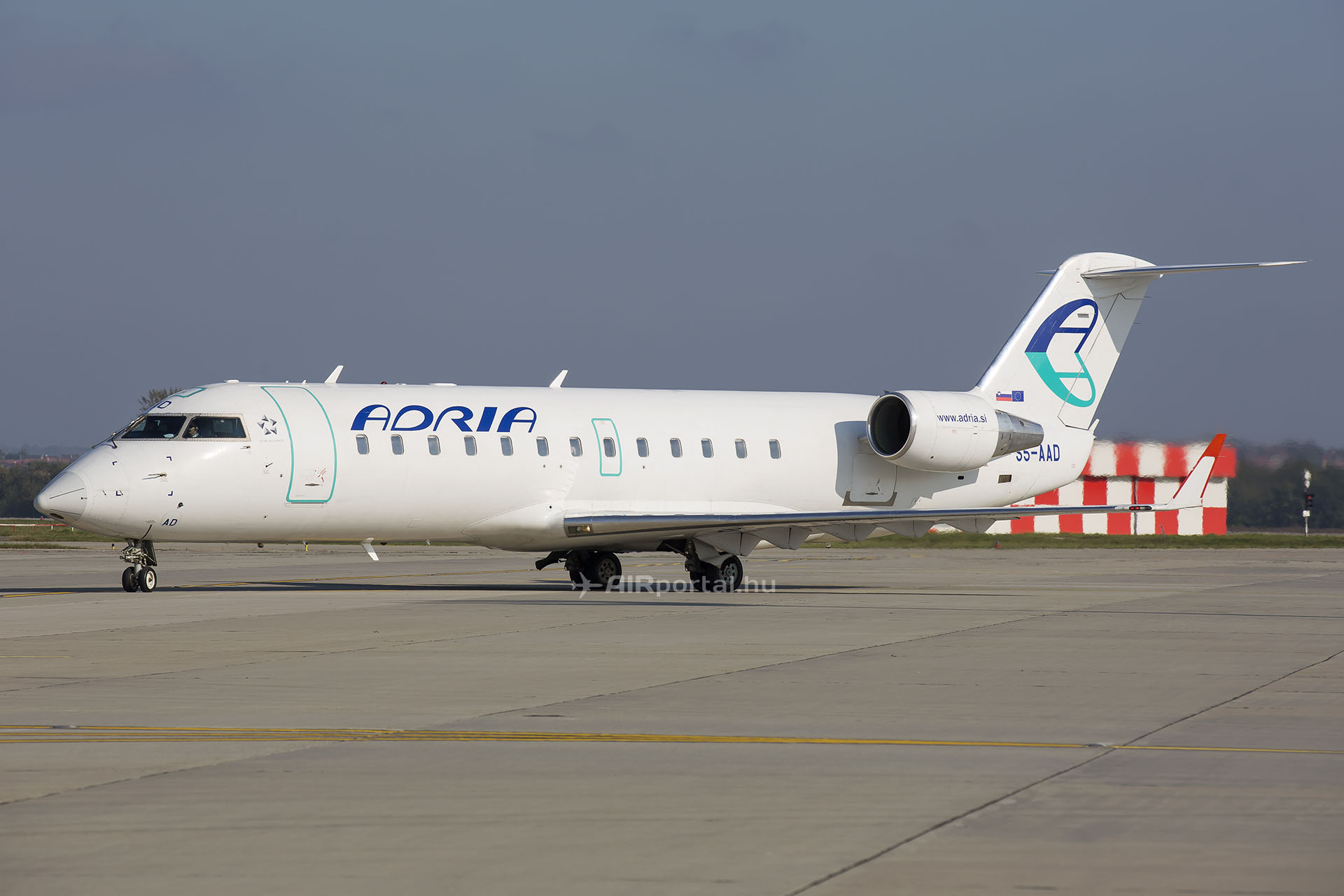 Az Adria Airways egyik CRJ-200 regionális repülőgépe Budapesten. (Fotó: AIRportal.hu) | © AIRportal.hu