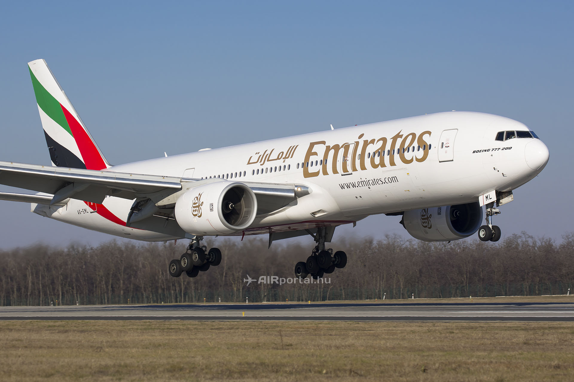 Az Emirates egyik Boeing 777-es repülőgépe Budapesten. (Fotó: AIRportal.hu) | © AIRportal.hu
