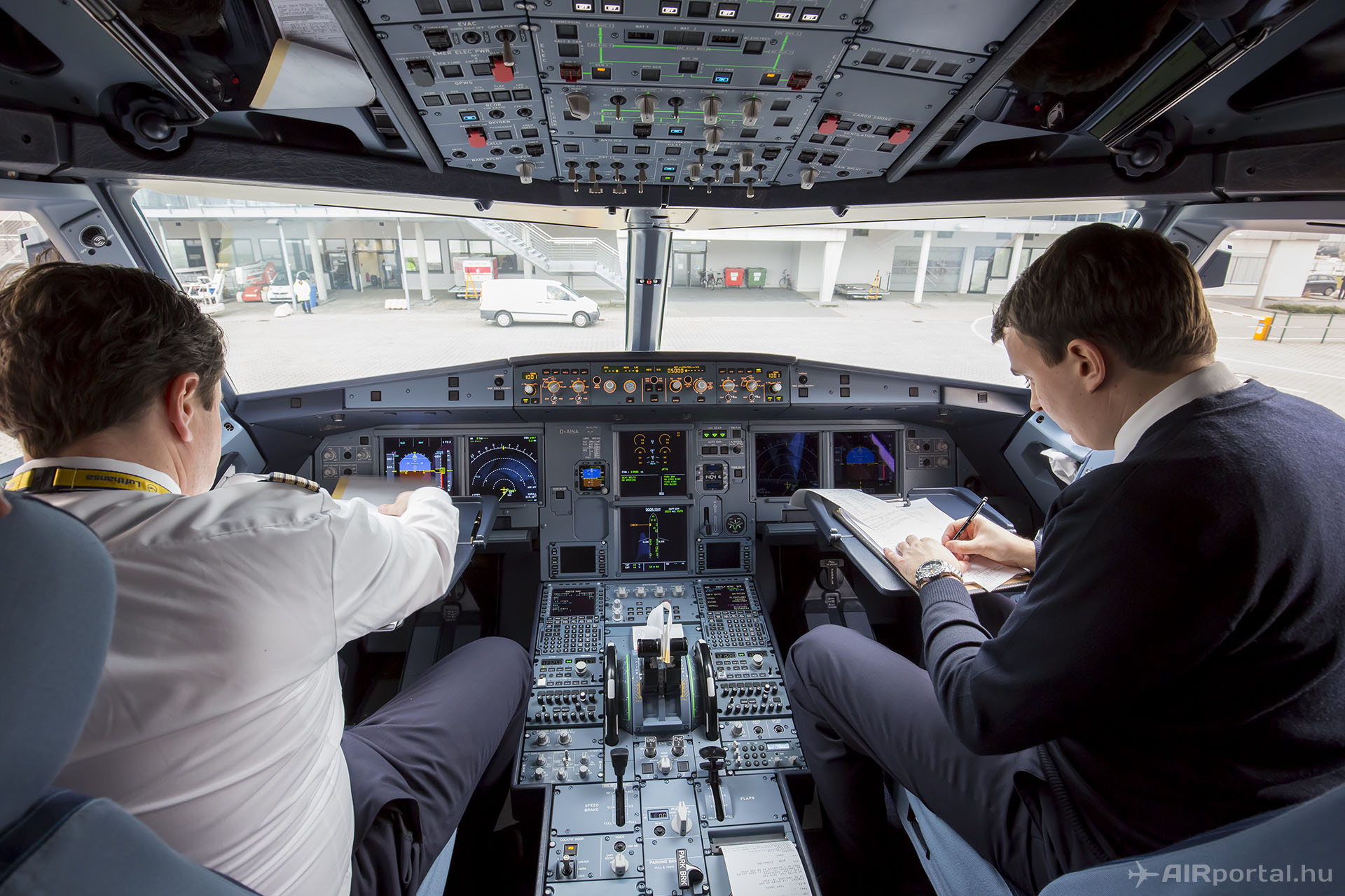 A pilótafülke nem tartogat sok újdonságot az A320ceo-hoz képest, ez jó hír az üzemeltetőknek. | © AIRportal.hu