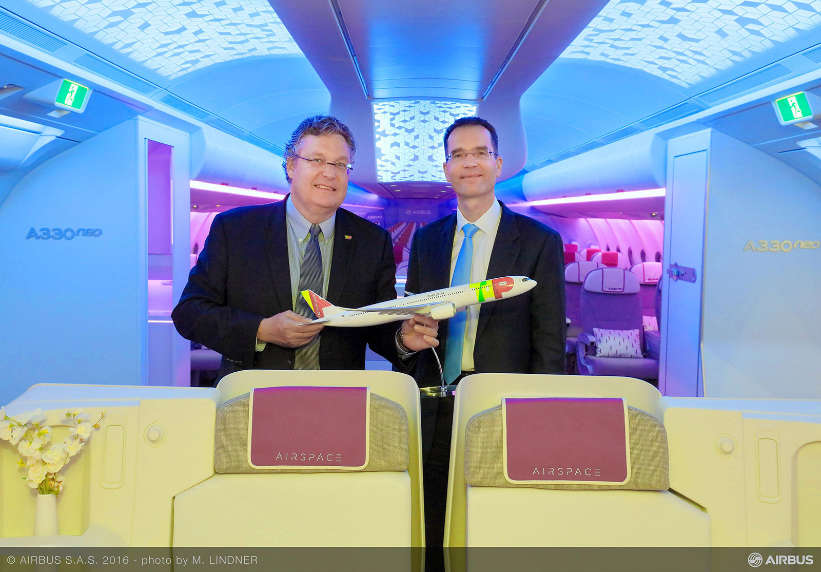 B-J: Trey Urbahn a TAP vezérigazgatója és Francois Caudron az Airbus marketingért felelős alelnöke. (Fotó: Airbus) | © AIRportal.hu