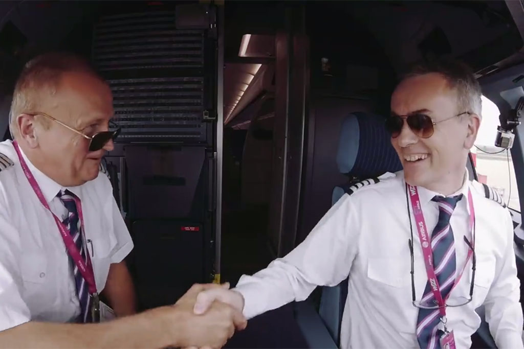 David Morgan (jobbra) a 2016. május 1-jén végrehajtott bemutatórepülést követően. (Forrás: Wizz Air) | © AIRportal.hu