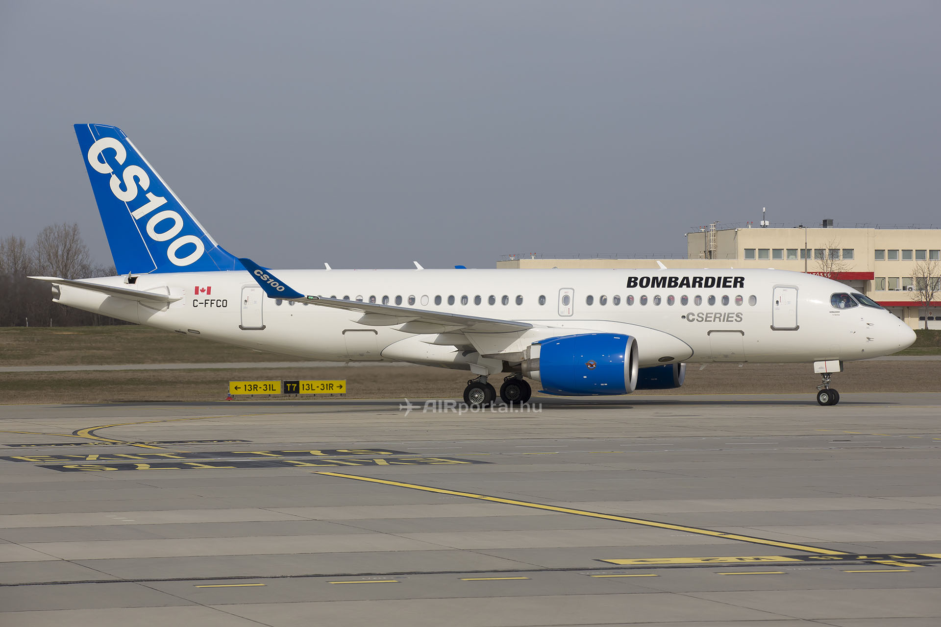 A Bombardier CS100-as március 10-én szállt le először Ferihegyen, akkor a Bombardier szakemberei útvonal-tesztelési program keretében jártak a ferihegyi repülőtéren. (Fotó: AIRportal.hu) | © AIRportal.hu