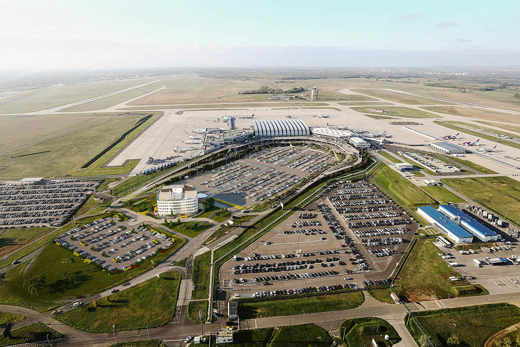 A kettes terminál madártávlatból a most épülő reptéri szálloda látványtervével. (Forrás: Budapest Airport) | © AIRportal.hu