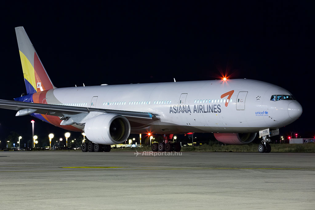 Az Asiana Airlines Boeing 777-es repülőgépe Budapesten. (Fotó: AIRportal.hu) | © AIRportal.hu