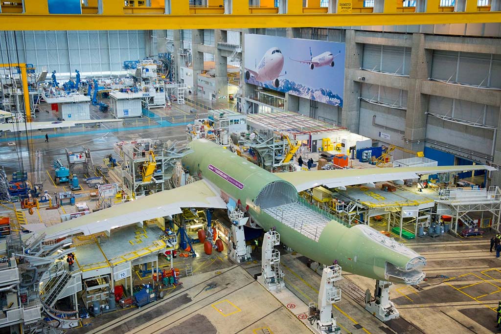 Az első Beluga XL a végszerelő soron. (Forrás: Airbus) | © AIRportal.hu
