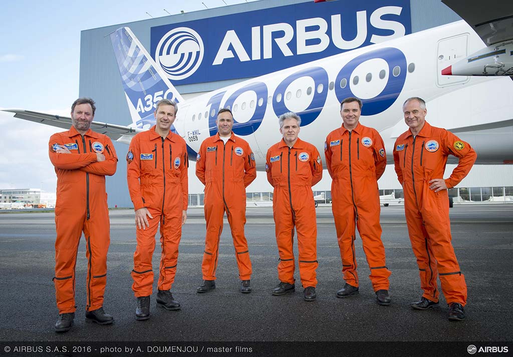 Az Airbus A350-1000 első repülését végrehajtó, pilótákból és mérnökökből álló csapat. (Fotó: Airbus) | © AIRportal.hu