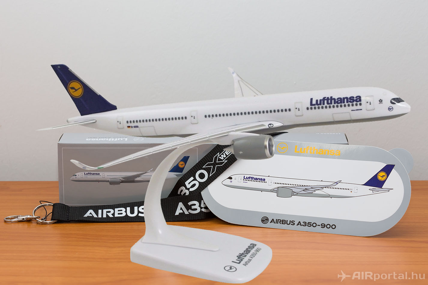 A nyeremény a képen szereplő modellel megegyező modell eredeti csomagolásban, Airbus A350 XWB nyakpánttal és matricával. (Fotó: AIRportal.hu) | © AIRportal.hu