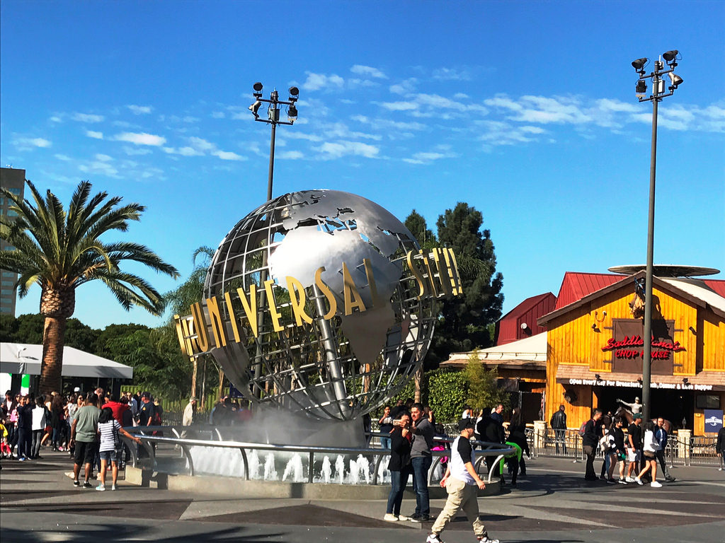 A Universal Studios bejárata. Mögötte egy hatalmas pláza és egy egésznapos programot nyújtó kalandpark vár. (Fotó: AIRportal.hu) | © AIRportal.hu
