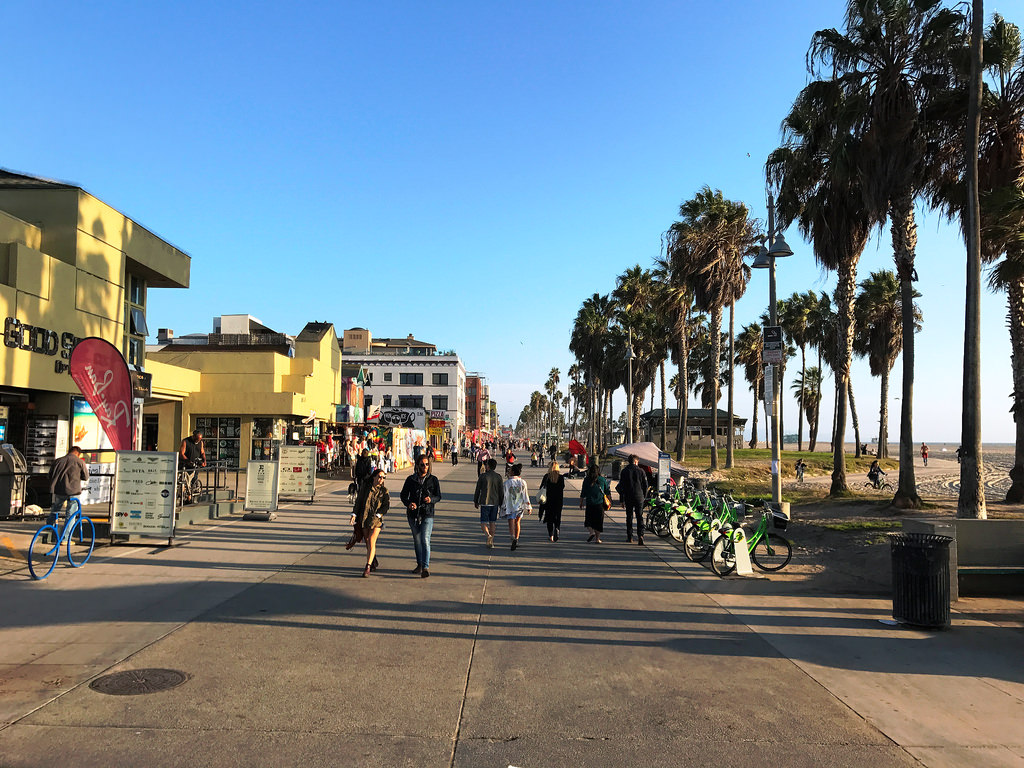 Venice Beach-en mindenhol üzletek sorakoznak végig az óceánparton. Van zöld közbringa, és egyéb "zöldségek" is. (Fotó: AIRportal.hu) | © AIRportal.hu