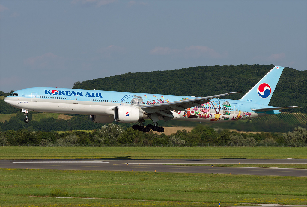 A Korean Air speciális festésű Boeing 777-300-asa Bécsben. (Fotó: AIRportal.hu) | © AIRportal.hu