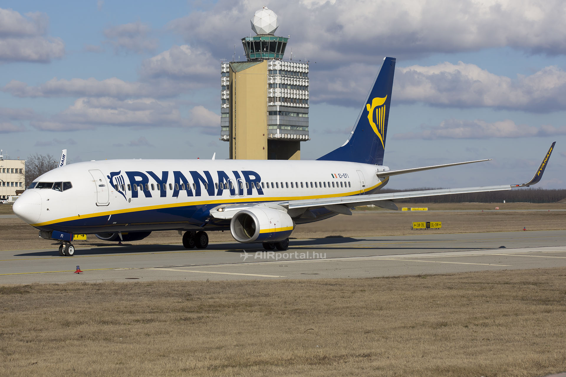 A Ryanair Boeing 737-800-as repülőgépe Budapesten. (Fotó: AIRportal.hu) | © AIRportal.hu