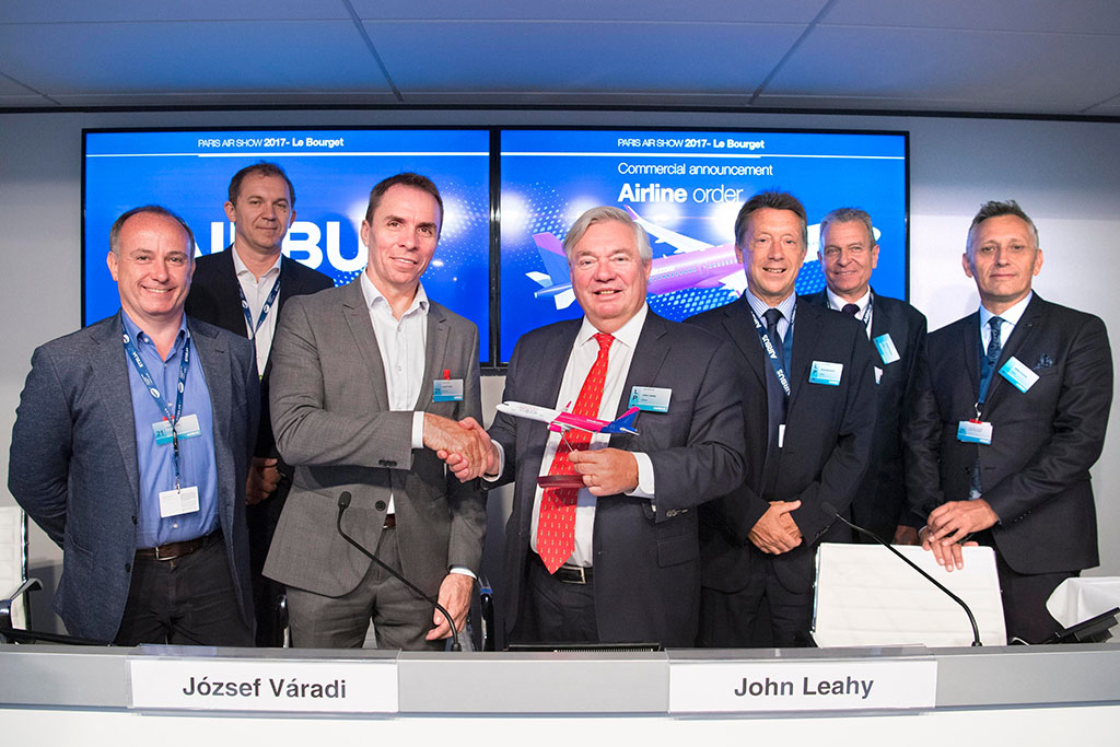 Váradi József Wizz-vezérigazgató és John Leahy az Airbus értékesítési elnökhelyettese az aláírást követően. (Fotó: Airbus) | © AIRportal.hu