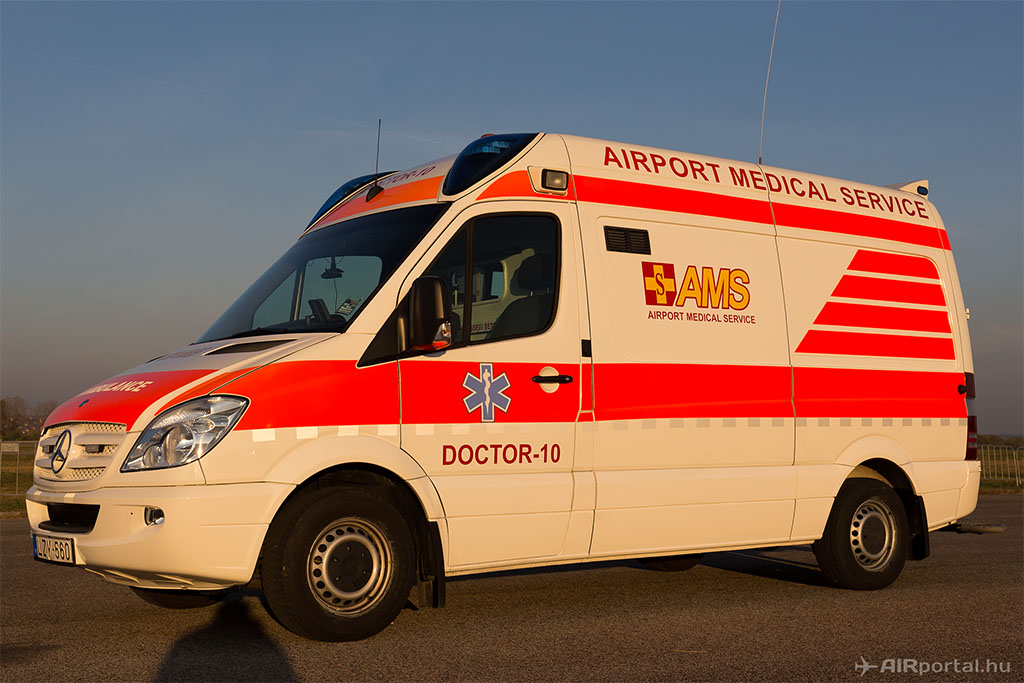 Az AMS repülőtéri egészségügyi szolgálat mentőgépkocsija. (Fotó: AIRportal.hu) | © AIRportal.hu