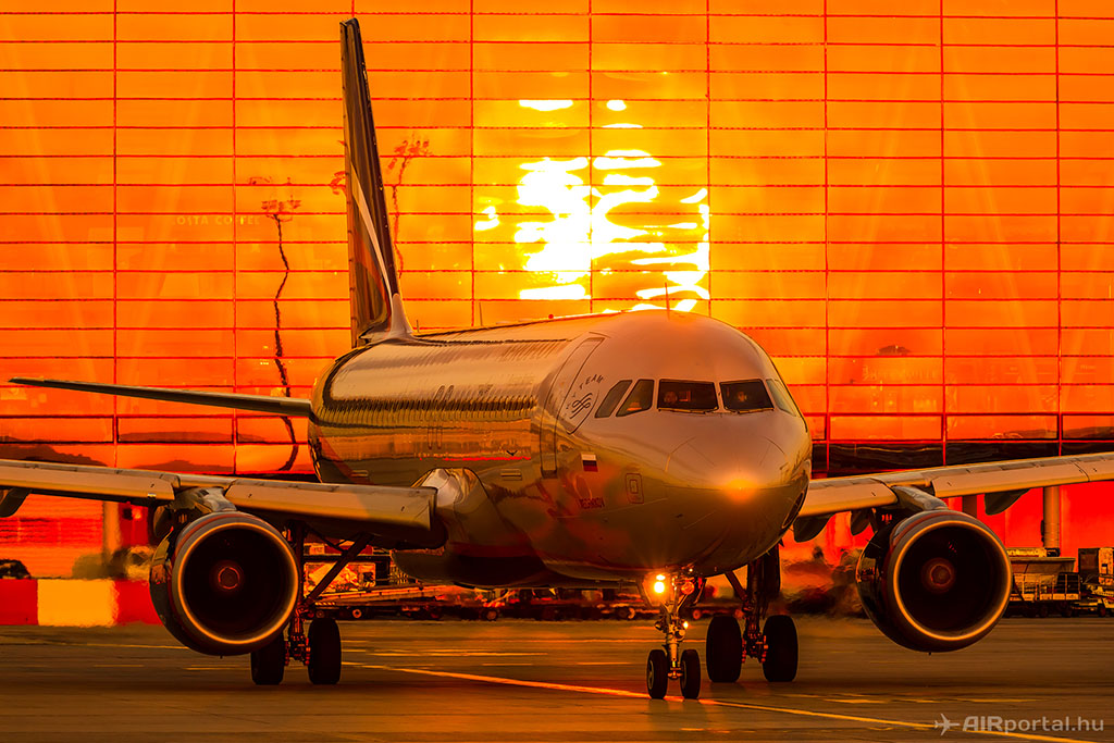 Egy Airbus A320-as repülőgép a SkyCourt előtt. (Fotó: AIRportal.hu) | © AIRportal.hu