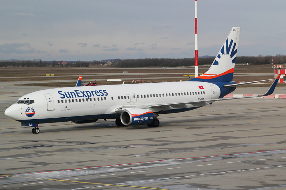 A SunExpress TC-SUL lajstromú Boeing 737-800-as típusú repülőgépe, amely megszakította útját a Liszt Ferenc nemzetközi repülőtéren. (Fotó: AIRportal.hu) | © AIRportal.hu