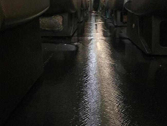 Jól látható a jelentős mennyiségű víz, melyet az egyik utas örökített meg a fotókon. (Forrás: Twitter - HallidayMiller) | © AIRportal.hu