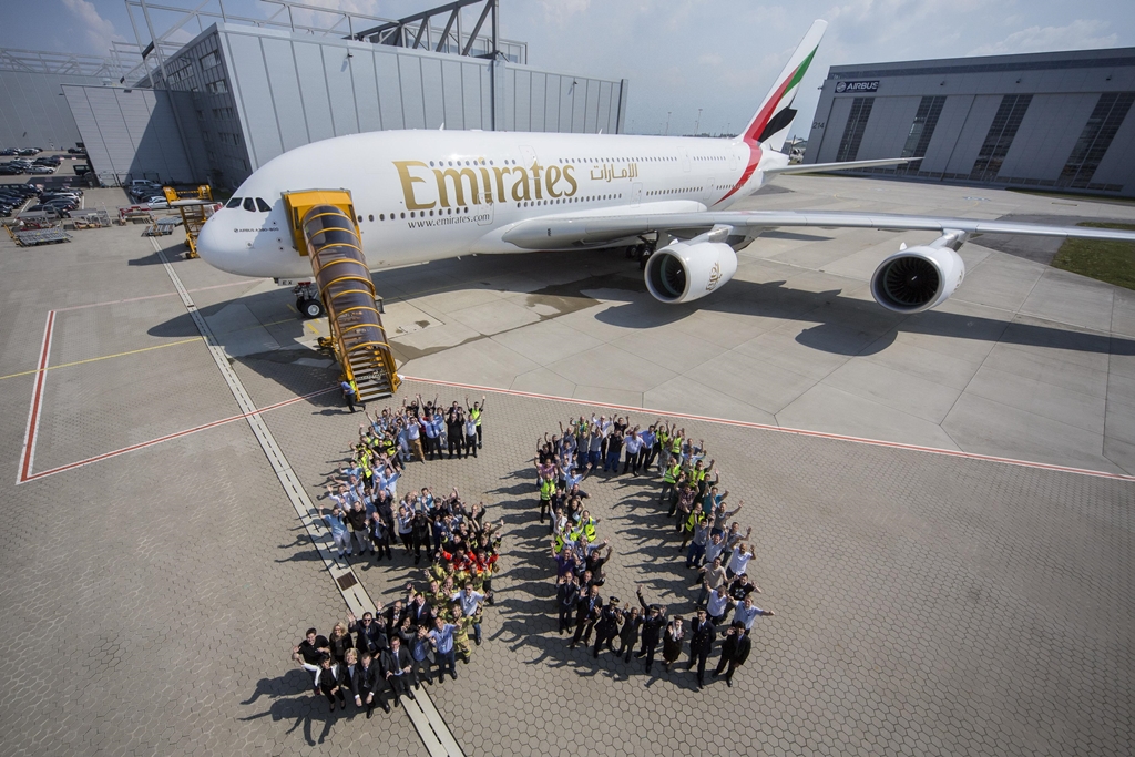 A magasból is készült egy felvétel a gépről, és az ember-csoport alkotta ötvenes számról. (Fotó: Airbus) | © AIRportal.hu
