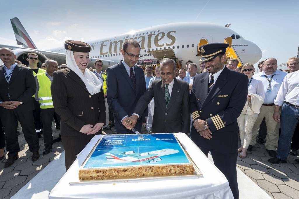Az ünnepi torta felszelése. (Fotó: Airbus) | © AIRportal.hu