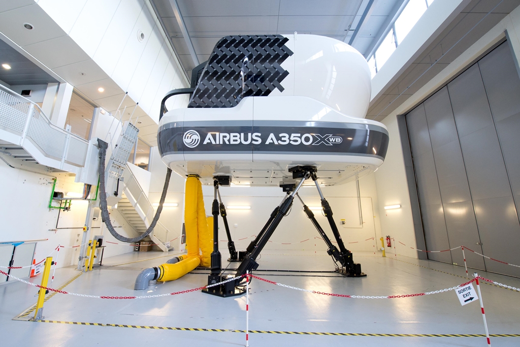 A szimulátoron is visszaköszön az MSN2 prototípus karbon mintázata. (Fotó: Airbus) | © AIRportal.hu