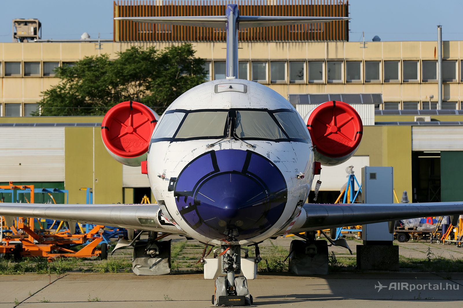 A HA-LNA lekonzerválva várja sorsát Ferihegyen, a műszaki előtéren. (Fotó: AIRportal.hu) | © AIRportal.hu