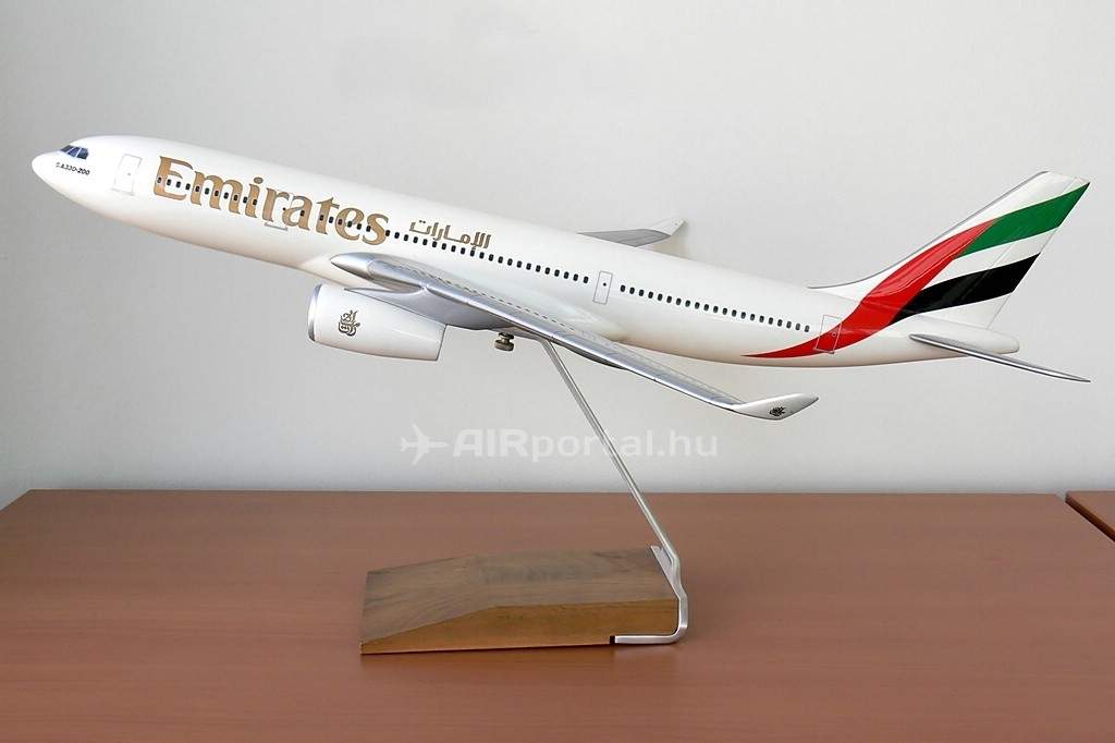 A budapesti Emirates jegyértékesítő, a Globair Hungary 1:100 méretarányú A330-200-as modellje már régóta dísze az irodának. (Fotó: Csemniczky Kristóf - AIRportal.hu) | © AIRportal.hu