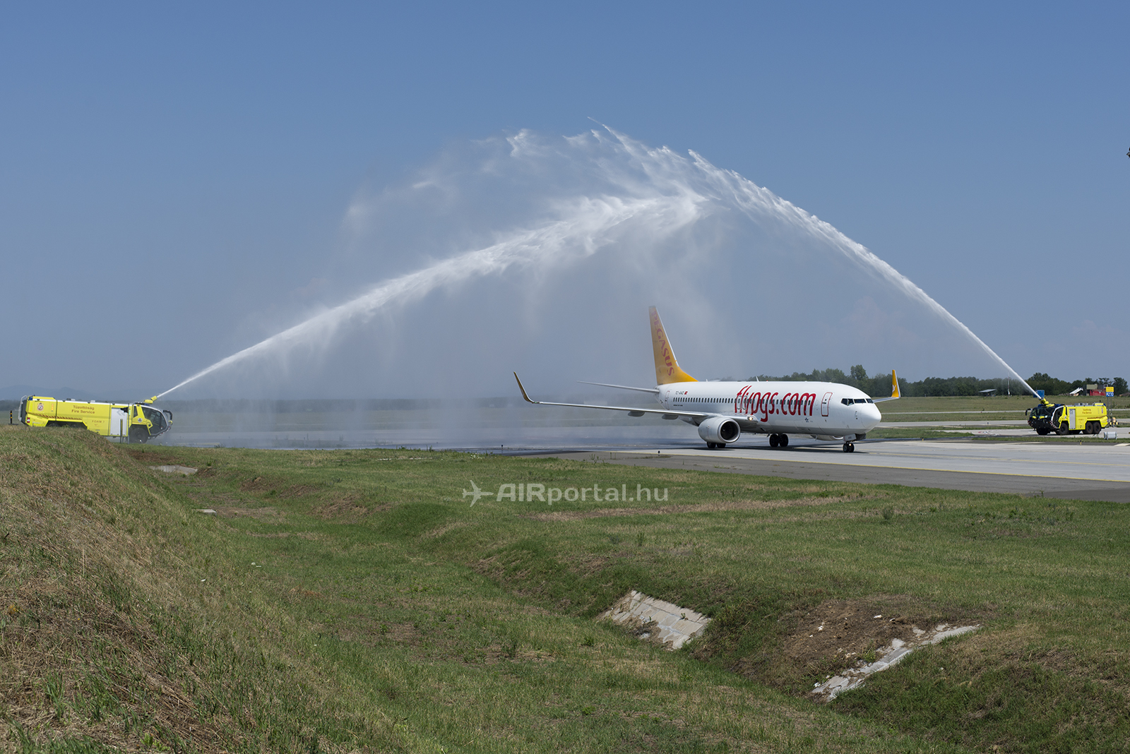A Pegasus Airlines nyitójáratának vízsugaras köszöntése. (Fotó: Bodorics Tamás - AIRportal.hu) | © AIRportal.hu