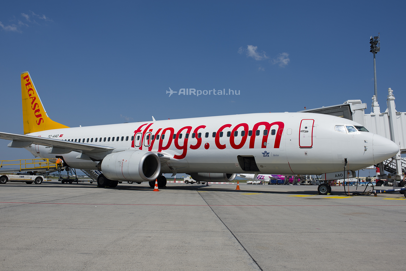 A Pegasus Airlines gépeit a Menzies Aviation szolgálja ki Budapesten. A járat ma a 33-as állóhelyre parkolt.(Fotó: Bodorics Tamás - AIRportal.hu) | © AIRportal.hu