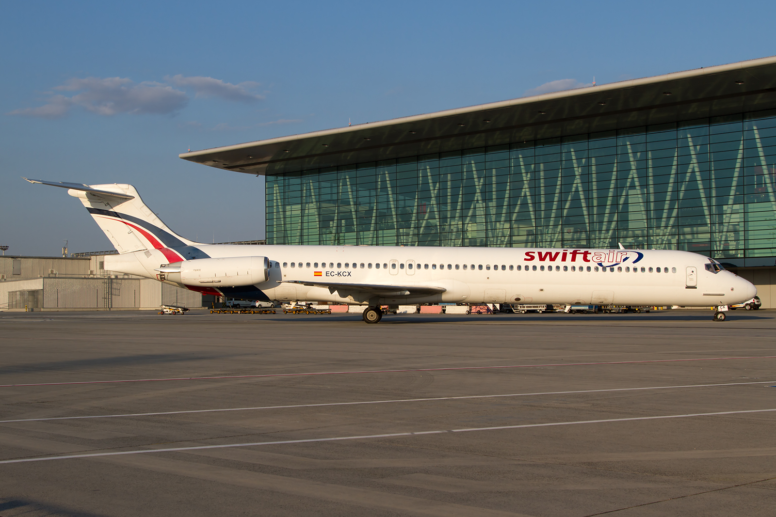 A spanyol Swift Air egy másik MD-83-as repülőgépe 2014. július 20-án járt Ferihegyen. Az eltűnt gép ehhez hasonló volt, azonban az utóbbi hónapokban teljesen fehér festésben repült. (Fotó: AIRportal.hu) | © AIRportal.hu