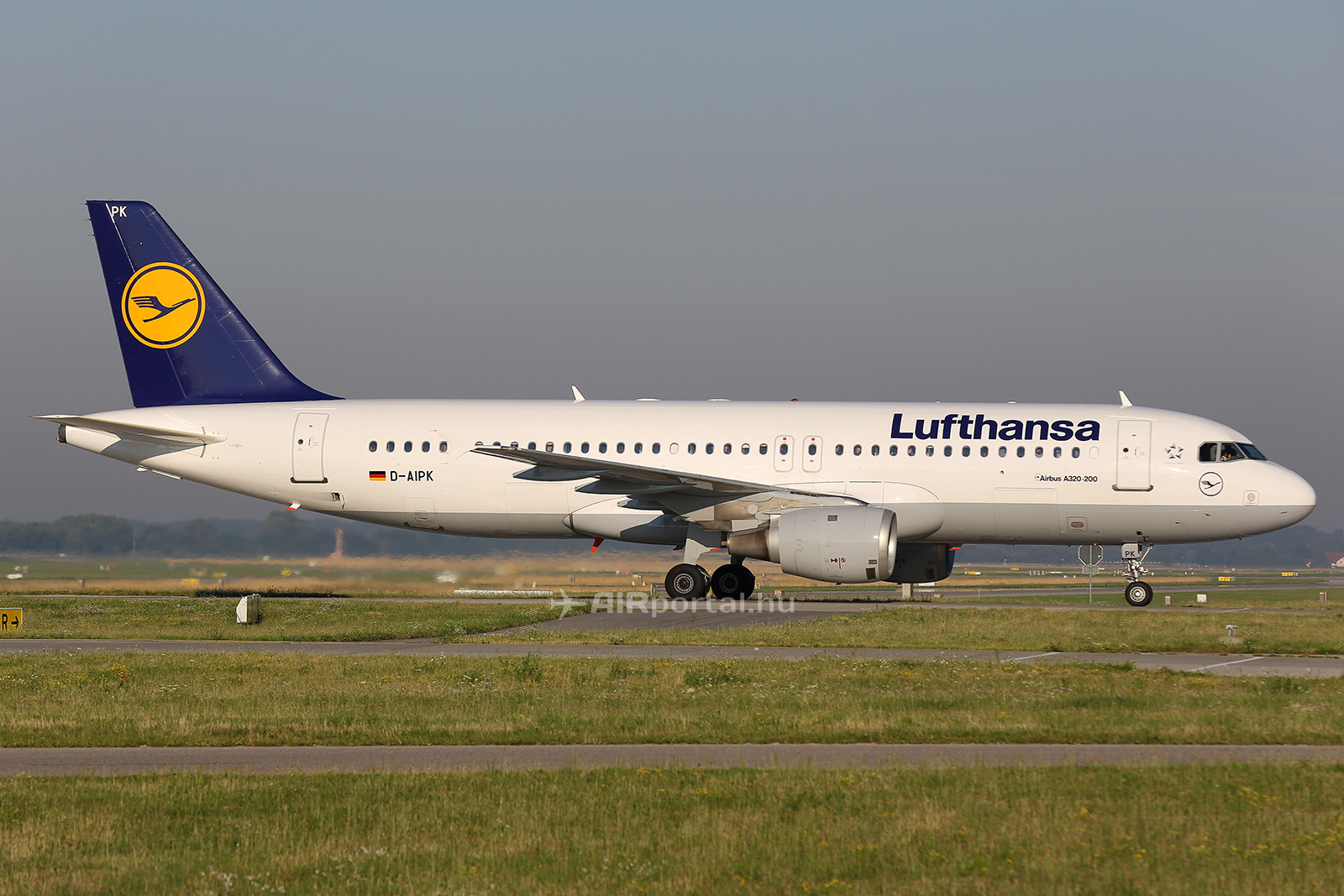 A Lufthansa D-AIPK lajstromjelű Airbus A320-211 típusú repülőgépe pár héttel az esetet megelőzően a müncheni repülőtéren. (Fotó: AIRportal.hu) | © AIRportal.hu
