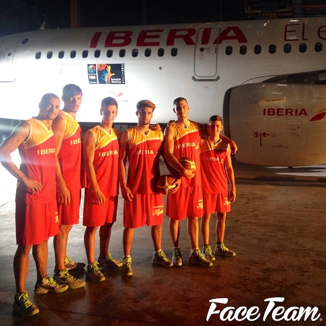 A Face Team az Iberia EC-JLI lajstromú Airbus A321-213-as gépe mellett. (Fotó: Face Team) | © AIRportal.hu