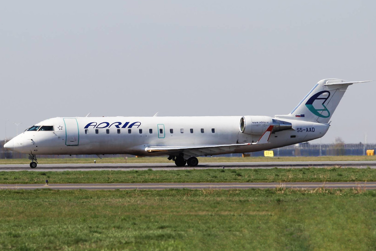 Az Adria Airways CRJ-200-as repülőgépe. (Fotó: Adria Airways) | © AIRportal.hu
