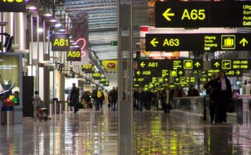 Ebola: Ellenőrzik a légiutasokat több repülőtéren