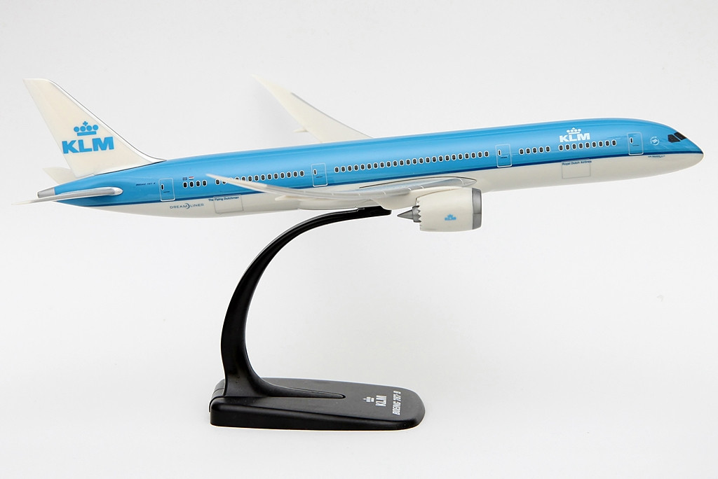"Előttem az utódom": A KLM az MD-11-es utódtípusának a kompozit építésű Boeing 787-9-es Dreamlinert nevezte meg, amely várhatóan 2015 októberétől jelenik meg a flottában. Az Air France-KLM 2011-ben adott le közös rendelést a Boeingnek összesen 50 darab 787-9-esre, amely fele-fele arányban tartalmaz fix és opciós lekötést. A légitársaság a legújabb szélestörzsű utasgép generációt képviselő 787-eseihez ugyancsak a General Electric termékét, a GEnx-1B hajtóművet választotta. (A fényképen egy 1:200 méretarányú PPC Holland Boeing 787-9 modell látható). | © AIRportal.hu