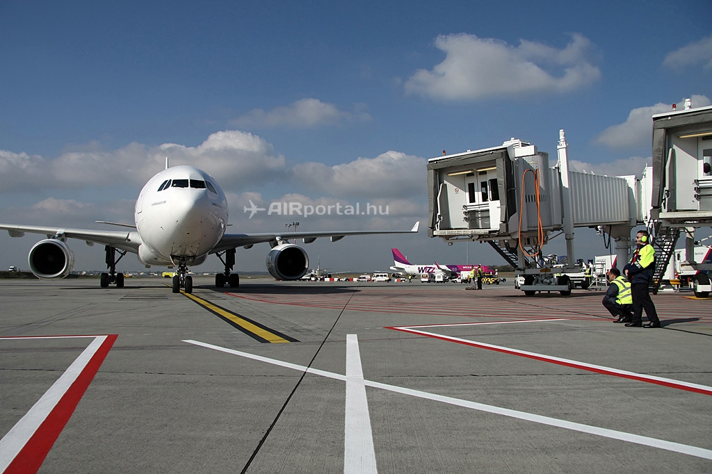 Kijelölt, 34-es állóhelyére érkezik az A330-as, amelyet két utashíd is készenlétben várt a hatékony kiszolgálás érdekében. (Fotó: Csemniczky Kristóf - AIRportal.hu) | © AIRportal.hu