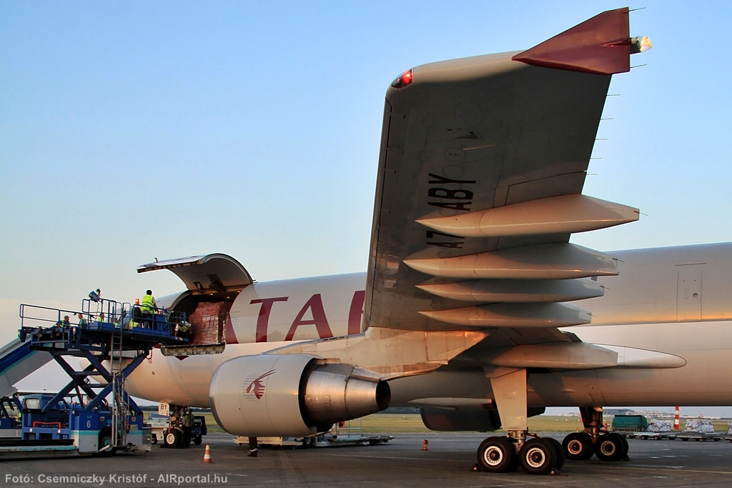 Qatar Cargo A300-600F rakodása a budapesti repülőtéren, 2012-ben. (Fotó: Csemniczky Kristóf - AIRportal.hu) | © AIRportal.hu
