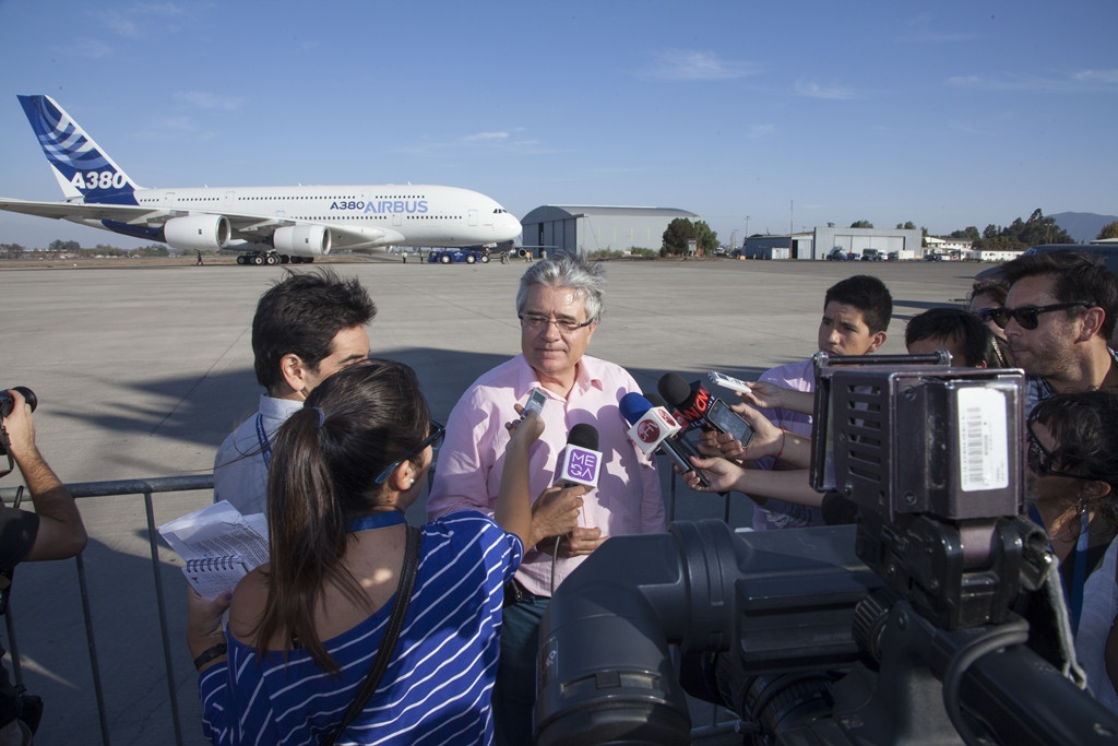 Rafael Alonso, az Airbus latin-amerikai és karibi térségért felelős igazgatója a chilei FIDAE szalonon nyilatkozik a sajtónak, háttérben a rendezvény fő látnivalója, az egyik A380-800-as prototípus. (Fotó: Airbus) | © AIRportal.hu