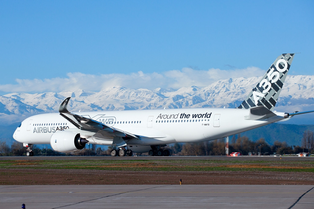 Az A350-900XWB prototípusok berepülési programjuk során többször is jártak már Dél-Amerikában. Az Around the World útvonalteljesítő próba-sorozatban is Chile volt az egyik célpont. A350-est egyelőre csak két légitársaság rendelt: a LATAM 27 darab, az Air Caraibes 3 darab eXtra-Wide-Body gépre szerződött. (Fotó: Airbus) | © AIRportal.hu