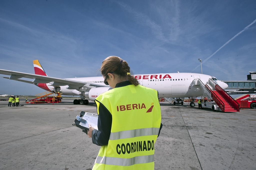 Az Iberia egyik járatszervezési felelőse a flotta új arculatot viselő Airbus A330-300-as gépe előtt. (Fotó: Iberia) | © AIRportal.hu