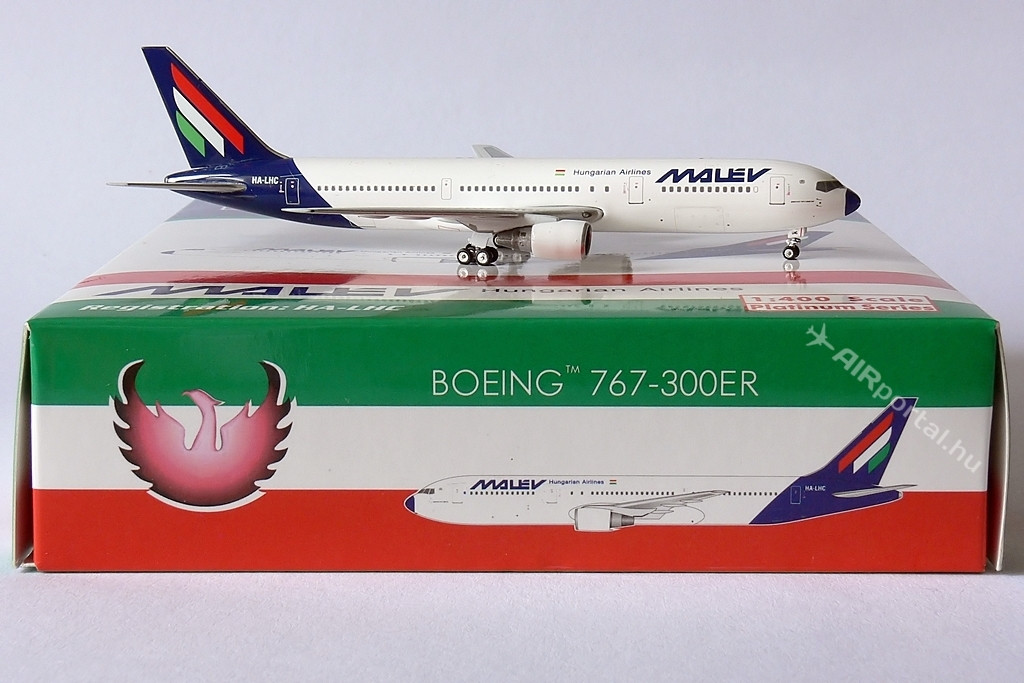 A Phoenix Model 2012-ben, a Malév leállásának évében adta ki a magyar nemzeti légitársaság HA-LHC lajstromú Boeing 767-306(ER) típusú repülőgépének 1:400 méretarányú, fémből készült modelljét, amely 13.73 centiméter hosszú, szárnyfesztávja 11.89 centiméteres. A legmagasabb pontján a függőleges vezérsík 3.96 centiméterre ér fel. | © AIRportal.hu