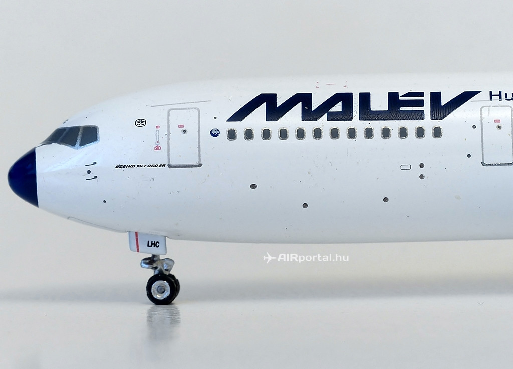 A legújabb Boeing 767-300ER a KLM Royal Dutch Airlines flottájából, teljes Malév festésben érkezett Amszterdamból Budapestre, 2007. március 28-án. A Malévnél ez a hosszított törzsű 767-es volt az első, amely törzsén már a oneworld légiszövetség emblémáját is magán viselte. A Malév 2007. április 1-jén vált a oneworld teljes jogú tagjává. | © AIRportal.hu