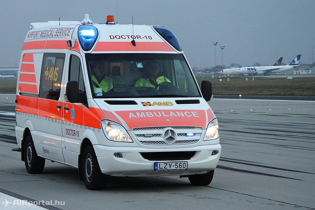 Az AMS repülőtéri mentőszolgálat speciális Mercedes-Benz Sprinter járműve szirénázik a futópályán. (Fotó: Csemniczky Kristóf - AIRportal.hu) | © AIRportal.hu