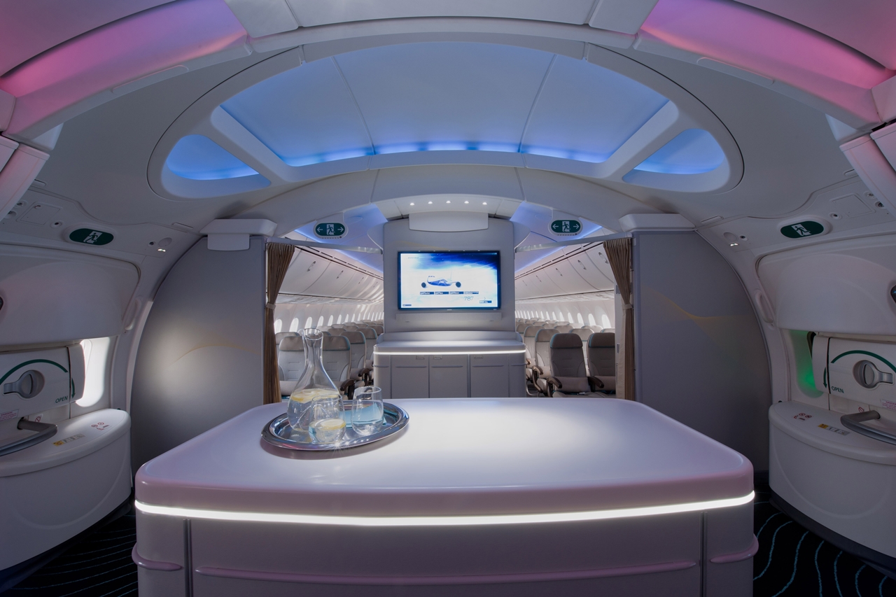 A Boeing 787-es Dreamliner ihlette "fogadóteremmel" várja majd utasait a 777-es is, azokon a gépeken, amelyekre az üzemeltetők megrendelik a fedélzeti csomagot is. (Fotó: Boeing Company) | © AIRportal.hu