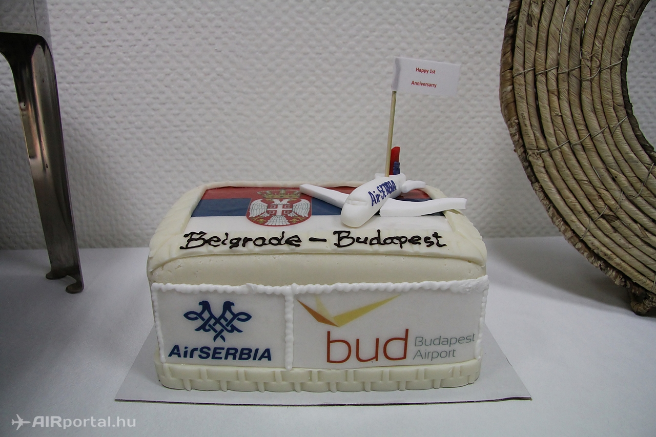 A járatnak ajándékozott torta közelképe. (Fotó: Csemniczky Kristóf - AIRportal.hu) | © AIRportal.hu
