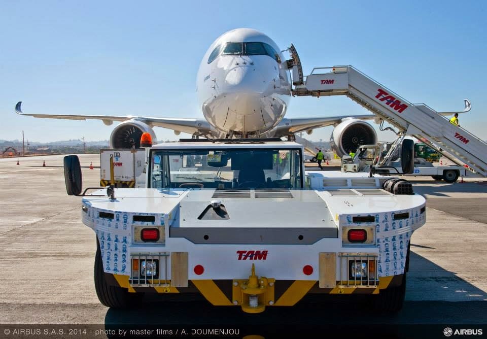 Az Airbus A350XWB prototípusa TAM kiszolgáló eszközökkel körülvéve tavaly augusztusban. (Fotó: Airbus) | © AIRportal.hu