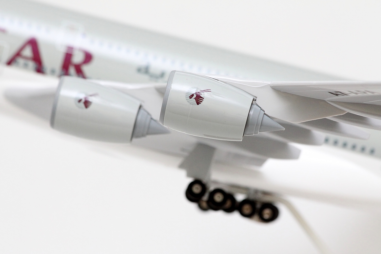 A Qatar Airways az A380-800-asaihoz a kétféle hajtóműopció közül az Engine Alliance GP7200 típusát választotta a Rolls-Royce kínálta Trent 900-assal szemben. Menetrendszerű járaton elsőként Doha - London útvonalon állította szolgálatba a típust a légitársaság 2014. október 10-én. Azóta pedig már nemcsak a Heathrow-n, hanem a párizsi Charles de Gaulle reptéren és Bangkokban is rendszeres vendégek a katari Superjumbók. | © AIRportal.hu