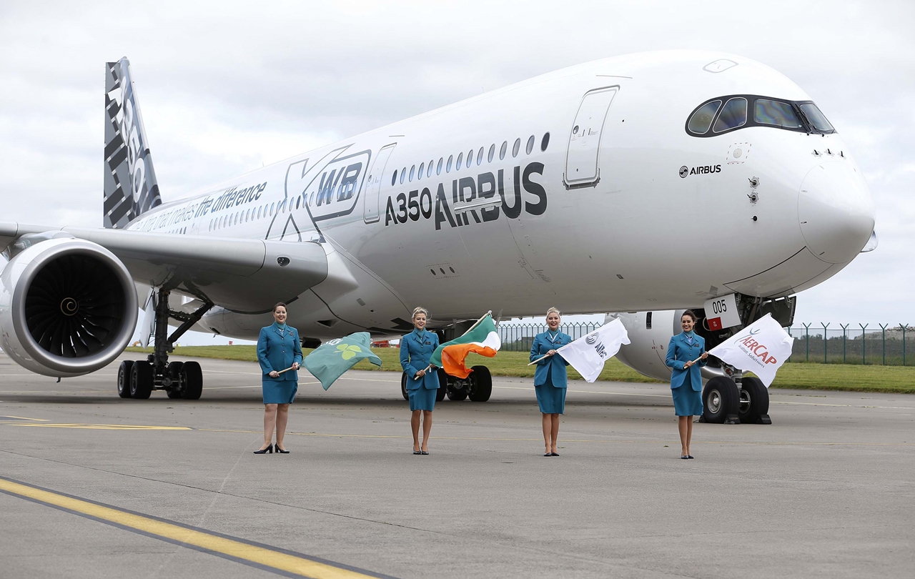 Légi kisasszonyok az Aer Lingus, Írország, az Airbus és az AerCap zászlajaival az A350XWB előtt. (Fotó: Airbus) | © AIRportal.hu