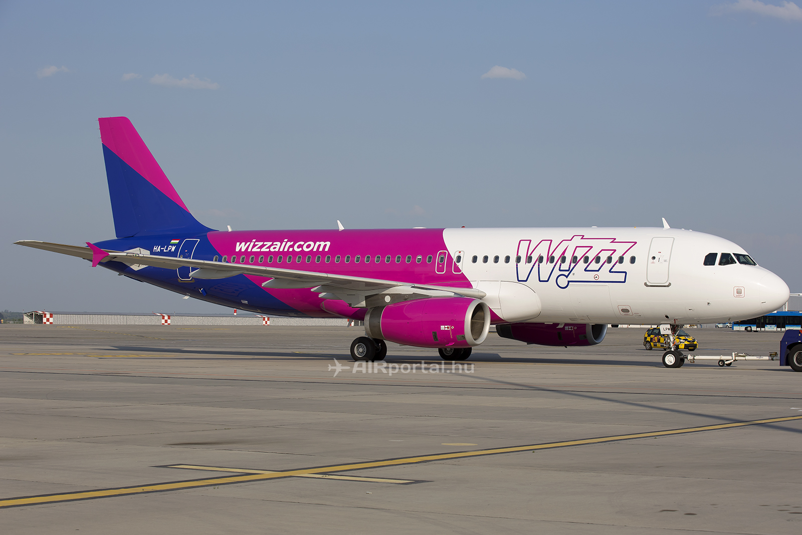 A Wizz Air új arculat szerint átfestett repülőgépe Ferihegyen. (Fotó: AIRportal.hu) | © AIRportal.hu