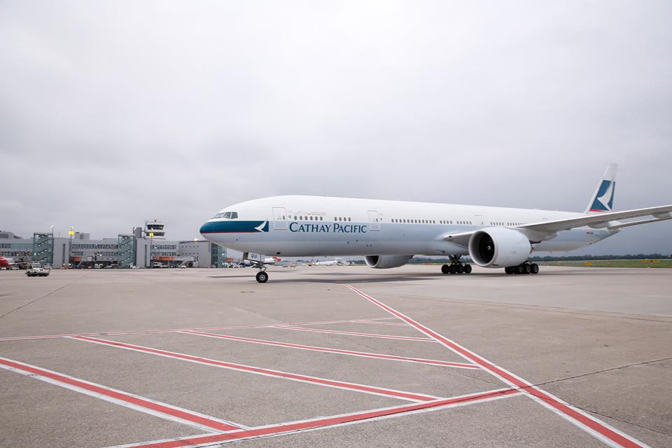 A nyitójáratot teljesítő Boeing 777-300ER érkezése. (Fotó: Düsseldorf Airport) | © AIRportal.hu