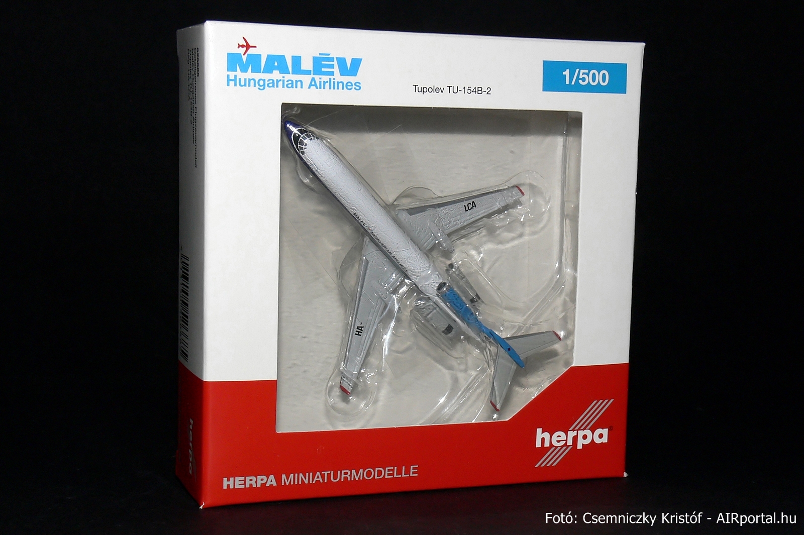 A Herpa Miniaturmodelle GmbH eredetileg 2014 áprilisában a július-augusztus havi Wings-katalógusban 526685 termékkóddal hirdette meg a Malév Tu-154-est 1:500 méretben. A modell a festésminta szükséges újra tervezését követően végül egy éves késéssel, 2015 augusztusának végén jelent meg a gyártó Yesterday sorozatában, limitált kiadásban. | © AIRportal.hu