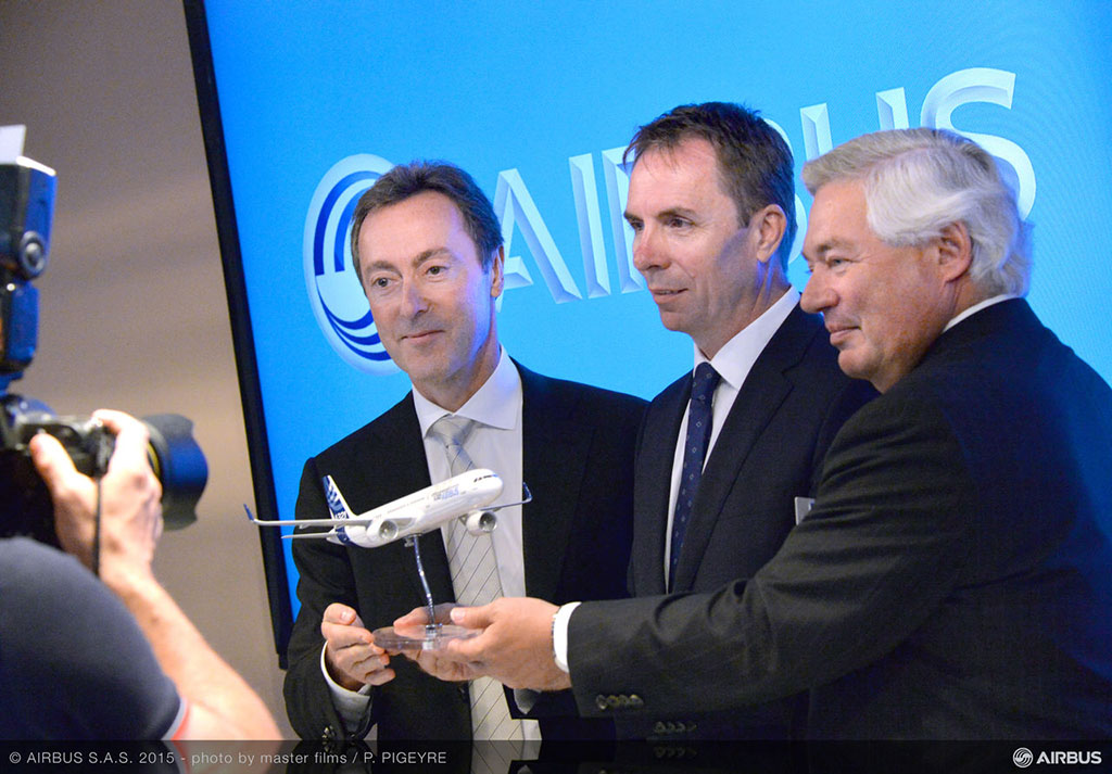 A június 18-án kötött szándéknyilatkozat aláírását követően fotó egy A321neo makettel. A képen (B-J): Fabrice Brégier, az Airbus vezérigazgatója, Váradi József, a Wizz Air vezérigazgatója, John Leahy, az Airbus értékesítésért felelős igazgatója. (Fotó: Airbus) | © AIRportal.hu